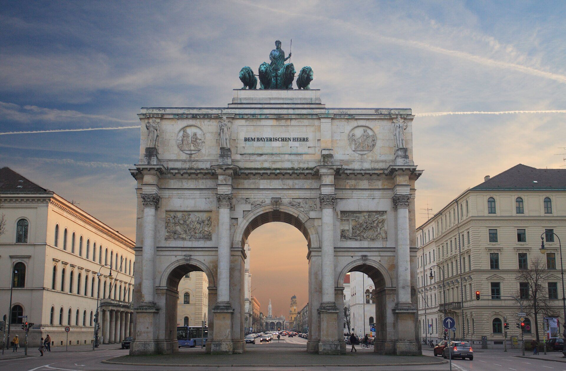 Siegestor-und-Ludwigstrasse-⁄-Foto-Peter-Hutzler