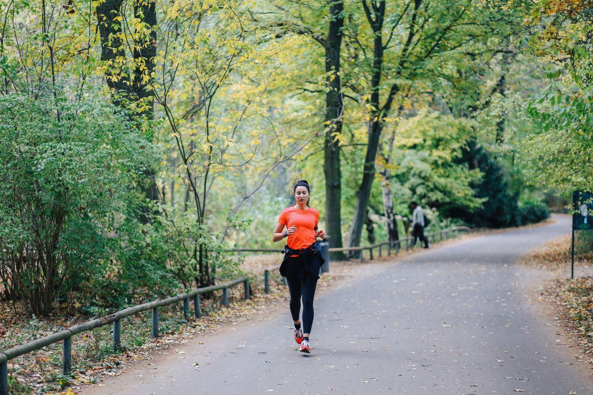 Eine Frau joggt durch den Tiergarten in Berlin