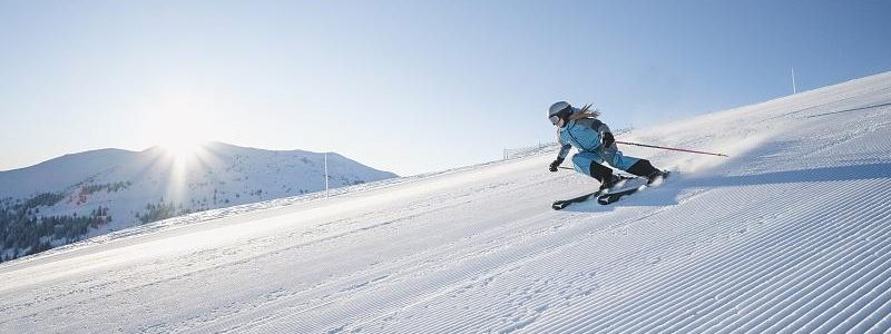 small-Skifahrer-geniesst-Skitag-in-der-Region-Hochkoenig-1