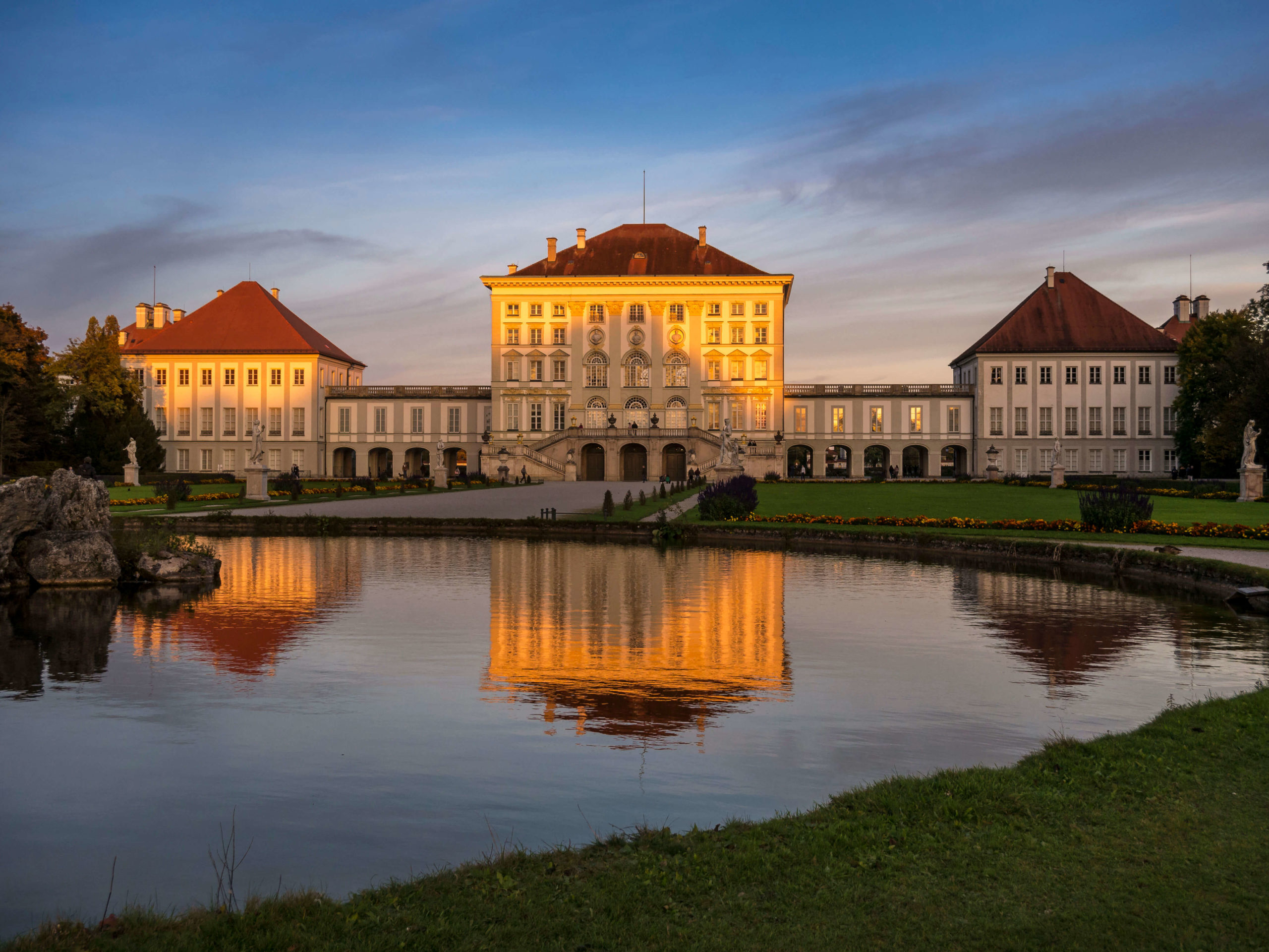 Schloss Nymphenburg in München bei Dämmerung erleben