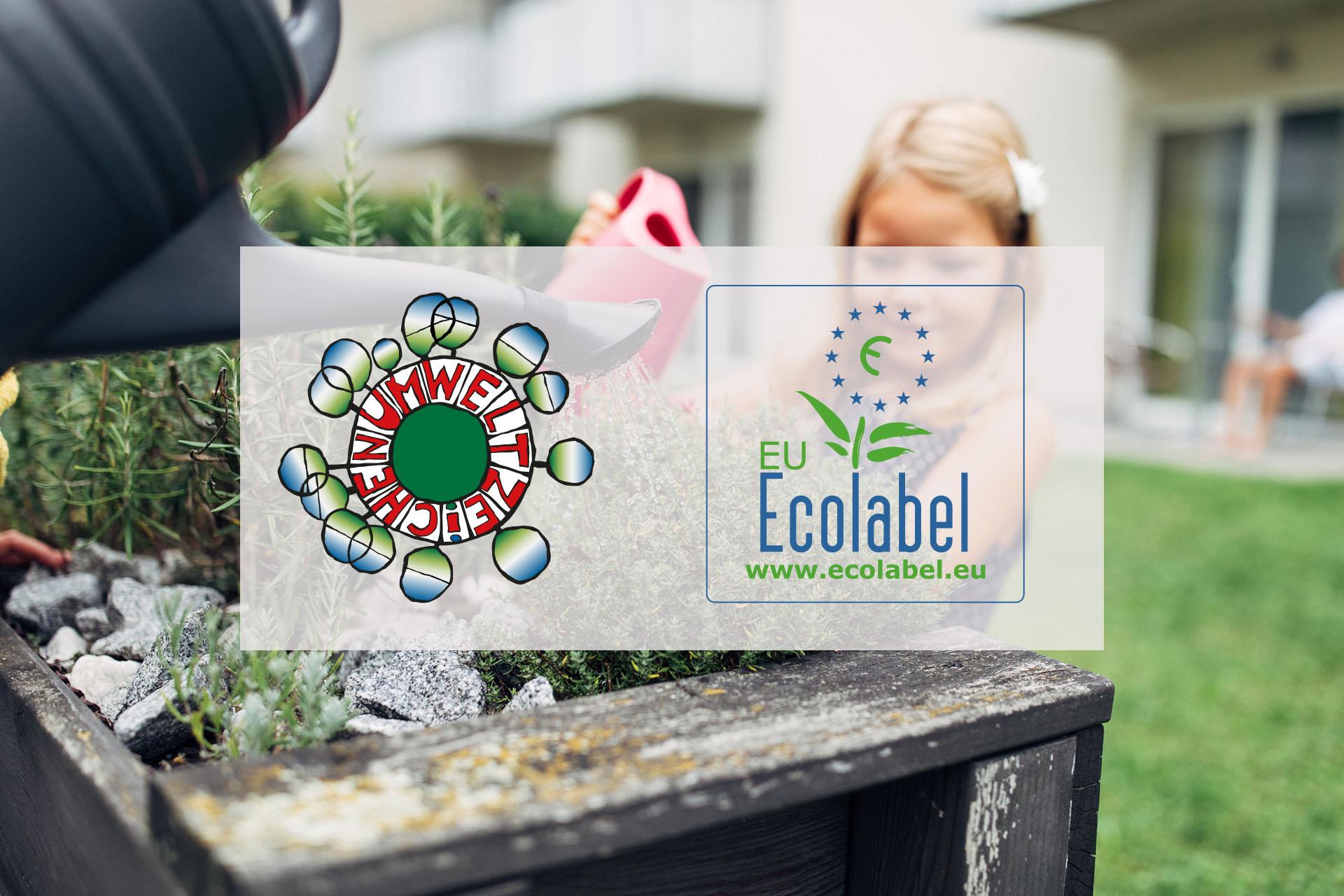 Logo des EU Ecolabels über einem Hintergrund in dem ein Kind ein Hochbeet gießt