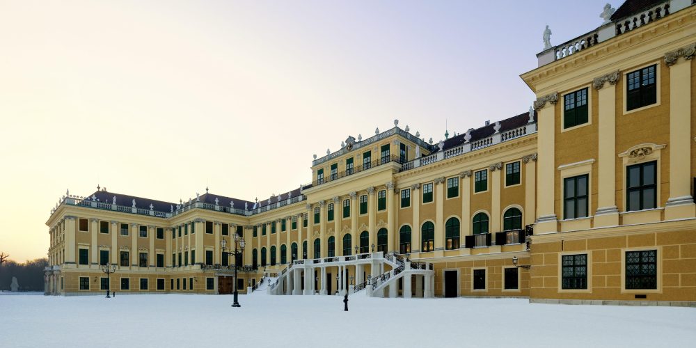 Schloss Schönbrunn im Winter / Schloss Schönbrunn in winter